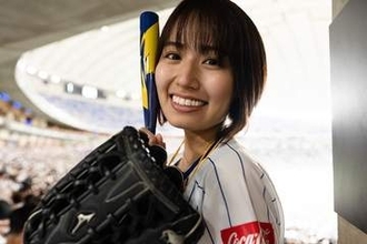 「スタイル良すぎ」ショーパンユニから“快速球”　イチローと共演した博多美女が「いい音してる」