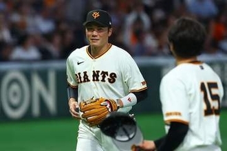 ダイブ捕球→一回転送球…坂本勇人に漏れた同僚の本音「さすが」「守備固め必要ない」