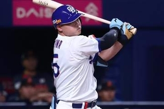 片手で“ちょこん”→フェン直三塁打　中日大砲の変態打球に衝撃「バケモン」「なんで」