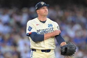 吹っ飛ぶグラブ＆帽子「イライラしていた」　CY賞スクーバルがベンチで大暴れした理由