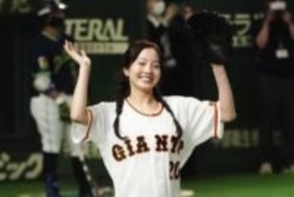 美女スケーター激変…お披露目された巨人の“豪華コラボ”　ヘソ出しユニで魅了「心の支え」