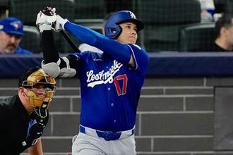 大谷翔平、2戦連発の豪快3号　ボール球でもお構いなし、敵地騒然…岡本の前でアーチ