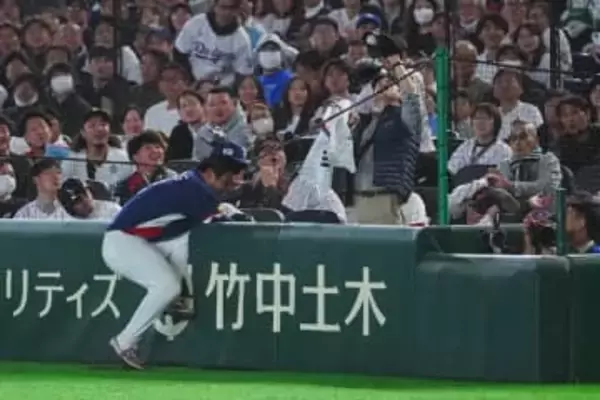 韓国代表にアクシデント　一塁手がフェンス激突…場内騒然、亀井コーチ駆け寄る