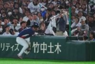 韓国代表にアクシデント　一塁手がフェンス激突…場内騒然、亀井コーチ駆け寄る