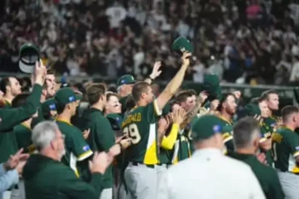 豪州代表、激闘後に天皇陛下に一礼　侍ジャパンとともに…スポーツマンシップ貫く