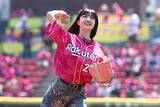 「仙台に天使降臨…久保史緒里さんが始球式　華麗すぎるノーバウンド投球にファン虜」の画像1