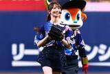 「“野球好き”人気美女が豪快足上げ「投げっぷりがいい」　華麗なフォームに虜「見惚れたわ」」の画像1