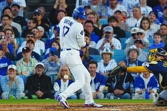 大谷翔平、第2打席は死球　抜けた130キロ変化球が右尻直撃…本拠地ブーイング