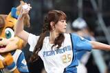 「短パンへそ出し美女の“ガチ投球”にどよめき　ワンバウンドも…豪快フォームに熱視線」の画像1