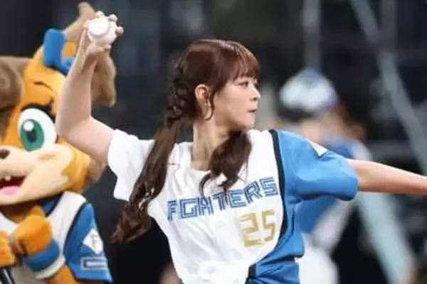 短パンへそ出し美女の“ガチ投球”にどよめき　ワンバウンドも…豪快フォームに熱視線