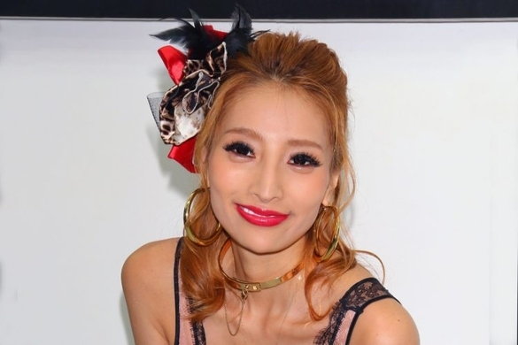 加藤紗里が豊胸疑惑に言及 男にバストを触らせながら明かした意外な秘密とは 19年11月30日 エキサイトニュース