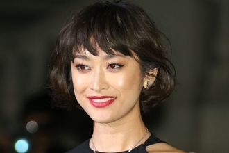 山田優、剥き出しの手足が「細すぎ」　3児のママに見えない？