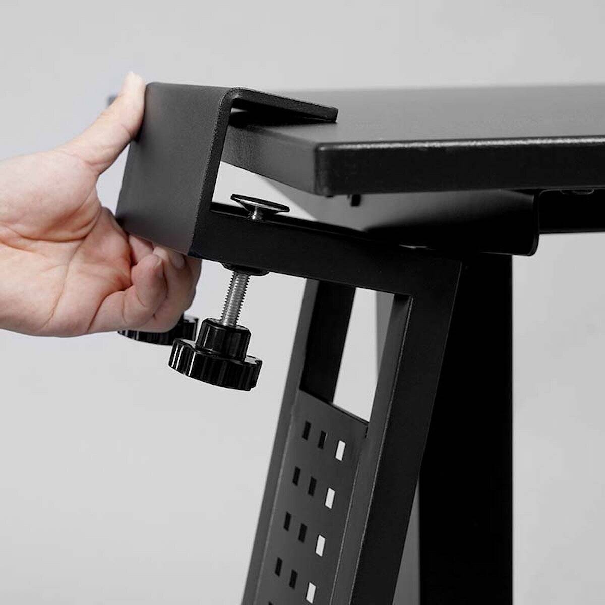 置き場所に困る大型ゲーム機をデスク下に！Bauhutteから「UNDER DESK GAMING RACK」が登場！