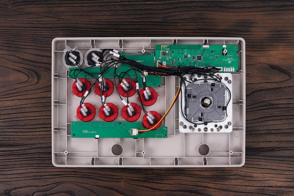 Nintendo SwitchとPCに3つの方式で接続できるアケコン「8BitDo Arcade Stick」発表！