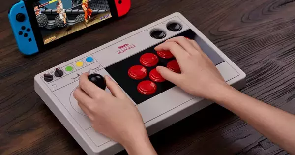 Nintendo SwitchとPCに3つの方式で接続できるアケコン「8BitDo Arcade Stick」発表！