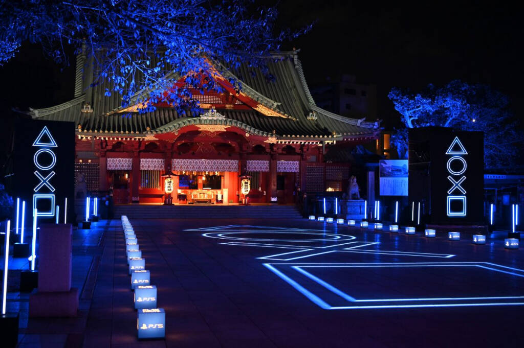 ゲーミング神社？！PlayStation 5発売を記念して神田明神が6時間限定でライトアップ