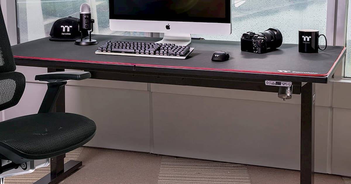 もちろん光る！電動昇降式のゲーミングデスク Thermaltake「TOUGHDESK 300 Gaming Desk」発売！