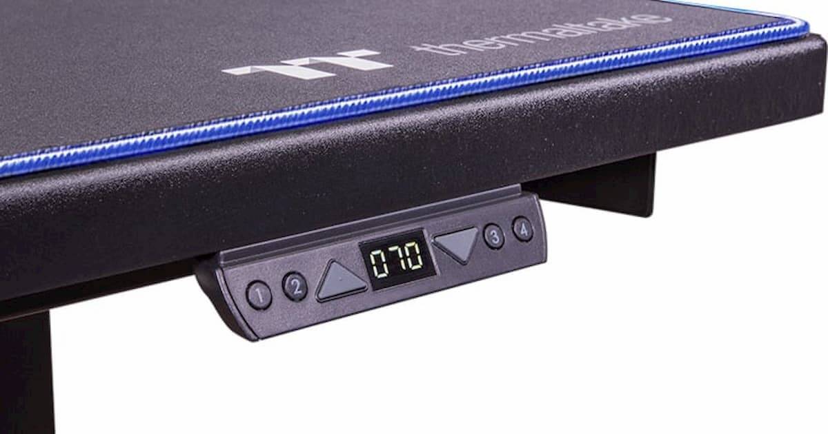 もちろん光る！電動昇降式のゲーミングデスク Thermaltake「TOUGHDESK 300 Gaming Desk」発売！