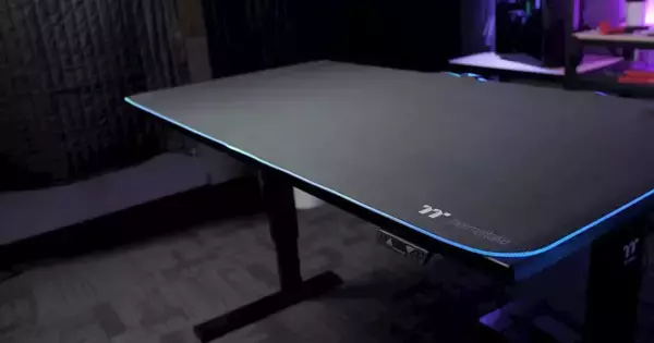 もちろん光る！電動昇降式のゲーミングデスク Thermaltake「TOUGHDESK 300 Gaming Desk」発売！
