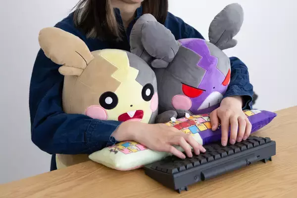 プレミアムバンダイに、にめんポケモン「モルペコ」のPCクッションが登場！なんと“まんぷくもよう”と“はらぺこもよう”の2種類で1セット！