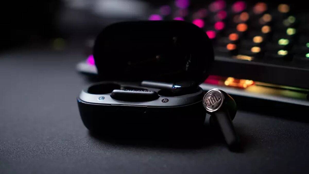 「JBL Quantum」シリーズから待望の完全ワイヤレスイヤホン！欲しい機能全部乗せの「JBL Quantum TWS」発表！