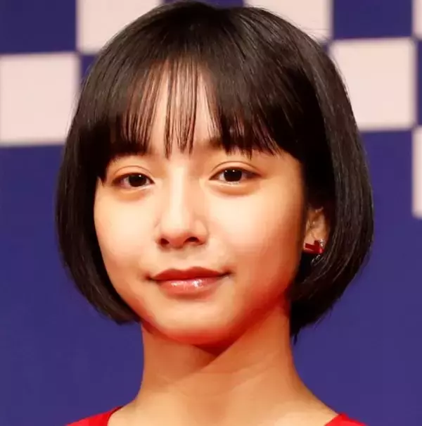 山之内すずが明かした“赤貧エピソード”の裏にはまだ何かある？ 思い出される小学生時代「毎週末のキャンプ」