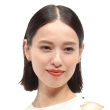 戸田恵梨香「リブート」出演で“新ファッション女王”へ 衣装&ジュエリーがSNS席巻、松嶋菜々子超えの存在感