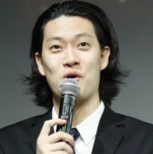 粗品「噛みつき」エスカレートを先輩芸人が心配も…推定年収1億円超の売れっ子ぶりと業界高評価のワケ