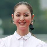 「佐々木希“38歳制服姿”に違和感なし！ 歴代ゴチ美女集結に視聴者感激」の画像1