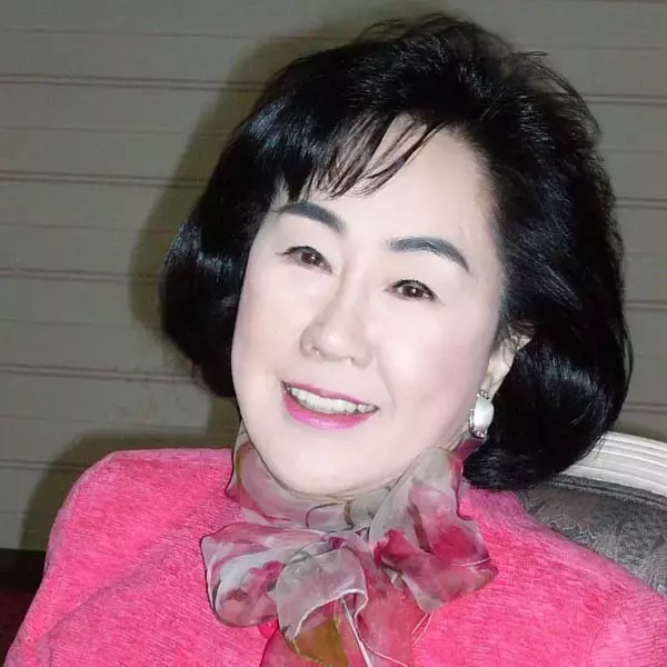 「女性初の競馬アナだった井口保子さん いまは小説執筆に没頭中」の画像