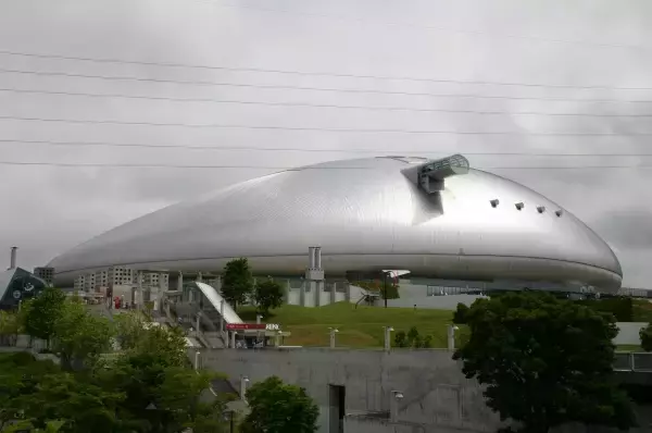 Snow Manライブで"全裸"ファンの怪情報も…他グループにも出没する下着や水着"珍客"は犯罪じゃないの？