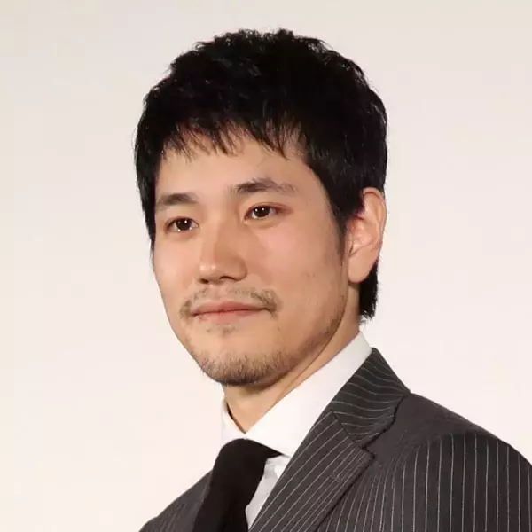 “カメレオン俳優”松山ケンイチに期待するのは昭和天皇役 「時すでにおスシ!?」でも“クセ強”役を好演