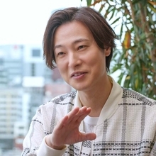 歌手・山内惠介さん「カラオケ大会会場での母の叫び声で、僕は歌手になれた」