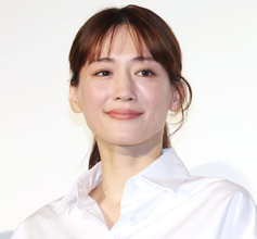 綾瀬はるか「箱の中の羊」興収10億円超え視野 “安藤サクラの呪縛”を断ち切り、悲願の日本アカデミー賞最優秀主演女優賞をロックオン