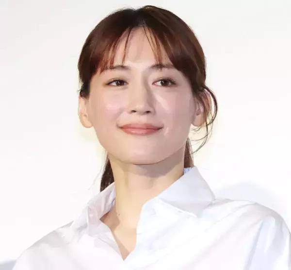 綾瀬はるか「箱の中の羊」興収10億円超え視野 “安藤サクラの呪縛”を断ち切り、悲願の日本アカデミー賞最優秀主演女優賞をロックオン