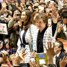 世界の熱狂は「遠心力パロディスト」のごった煮ポップスのせい【スージー鈴木のゼロからぜんぶ聴くビートルズ】#131