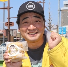 性的暴行公判中の元ジャンポケ斉藤慎二被告をバウムクーヘン販売店で直撃！ 「取材拒否」も笑顔でポーズの裏