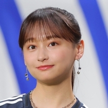 影山優佳、元日向坂で頭ひとつ抜けた理由…テレ東ドラマで魅せた“メガネっこ萌え”の女優力