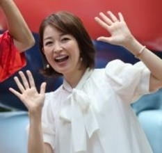 人力舎所属の元テレ東・松丸友紀アナ“裸足で全力疾走”の迫力写真 「子育てママ」の本領発揮