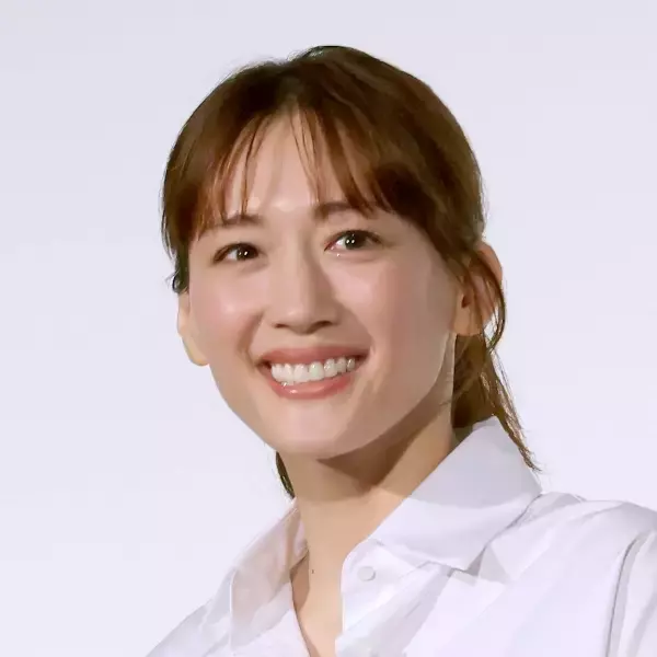 綾瀬はるか“持ってる女優”か“失速”か…たとえ是枝作品でカンヌ受賞逃しても「興収45億円」期待の背景