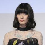 「沈黙貫く橋本愛vs佐藤二朗「週刊新潮」で反論の泥沼化…SNS連投で"自滅"を心配する声も」の画像1