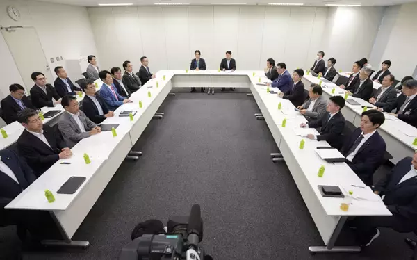 「もはや「遅すぎる」飲食料品の消費税減税…異論噴出と政局化で国民会議は空中分解」の画像