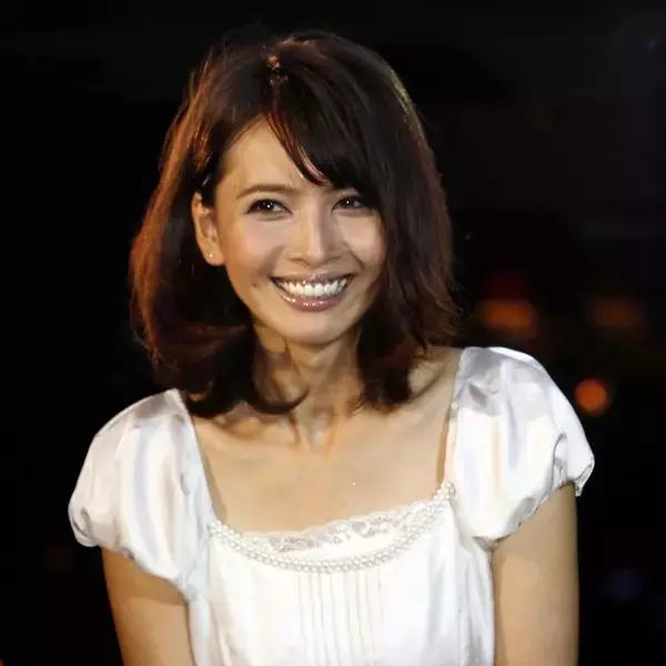 4児の母・加藤夏希が"授乳ケープ騒動"などのママタレ投稿が物議…過去には「芸能人のシッター利用」偏見に反論も