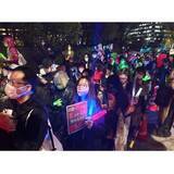 「「戦争反対！」「9条守れ！」国会前で3万人がペンライトデモ 高市政権への抗議が全国に拡大中」の画像1