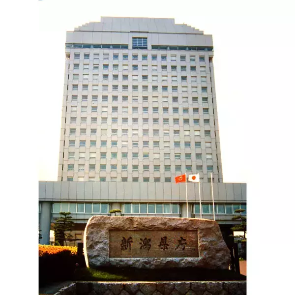 ミャクミャクに扮した新潟県女性幹部の大暴走…宴席で男性部下の股間を拝ませる“トンデモ余興”で大ひんしゅく