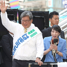 高市政権が抱える統一教会“爆弾”の破壊力 文春入手の3200ページ内部文書には自民議員ズラリ