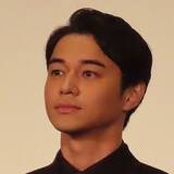 「東出昌大初の「冠番組」にフワちゃん登場 “スネ傷タレントの禊番組”で焚き火を前に語ったこと」の画像1