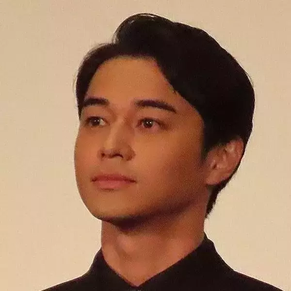 東出昌大初の「冠番組」にフワちゃん登場 “スネ傷タレントの禊番組”で焚き火を前に語ったこと