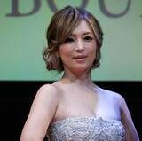 「浜崎あゆみが久々のコンビニ訪問で大困惑！ ボー然とする姿に上がってしまった「子育てしてるの？」の反応」の画像1