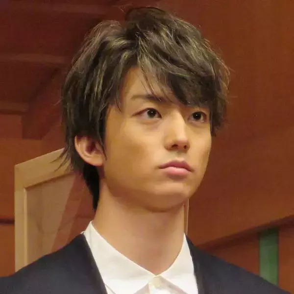 「出口夏希の初醜聞にファン失望…“不祥事男”伊藤健太との「お泊り愛」報道で巨額違約金の可能性も」の画像